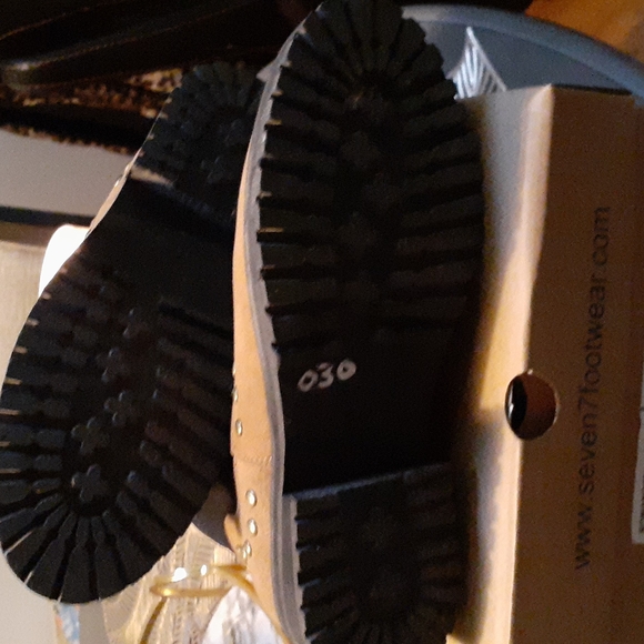 Boots - Picture 4 of 7